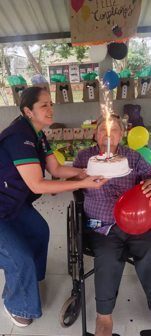 Adulto mayor celebrando una actividad de integración en Granada, Meta